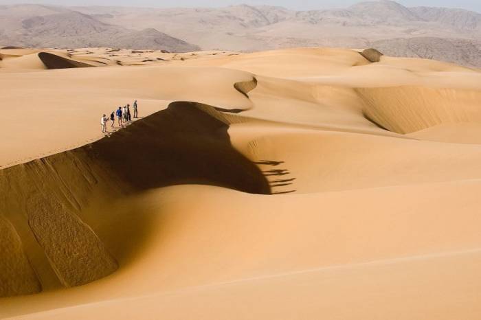 Skeleton_Coast_Standing_on_the_edge