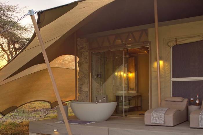 Namiri Plains - Deck bathroom Asilia Tanzania