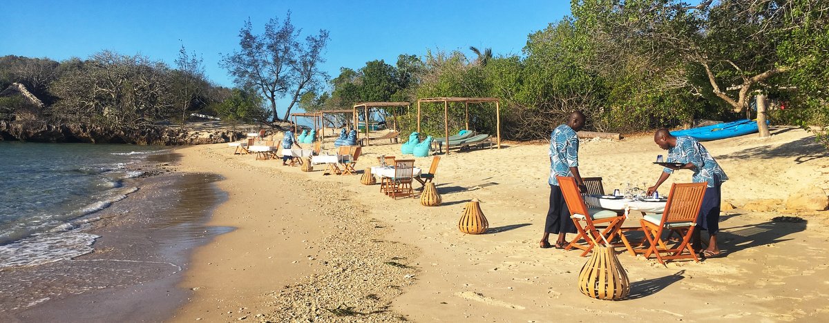 Beach dining by Jen Bellingham Mozambique kayaking & Island Safari - Bellingham Safaris
